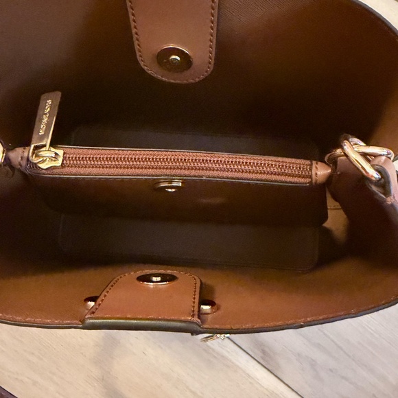 ✨ MICHAEL KORS Jet Set Signature Bucket Bag + Matching Card Case ✨ - Picture 2 of 3